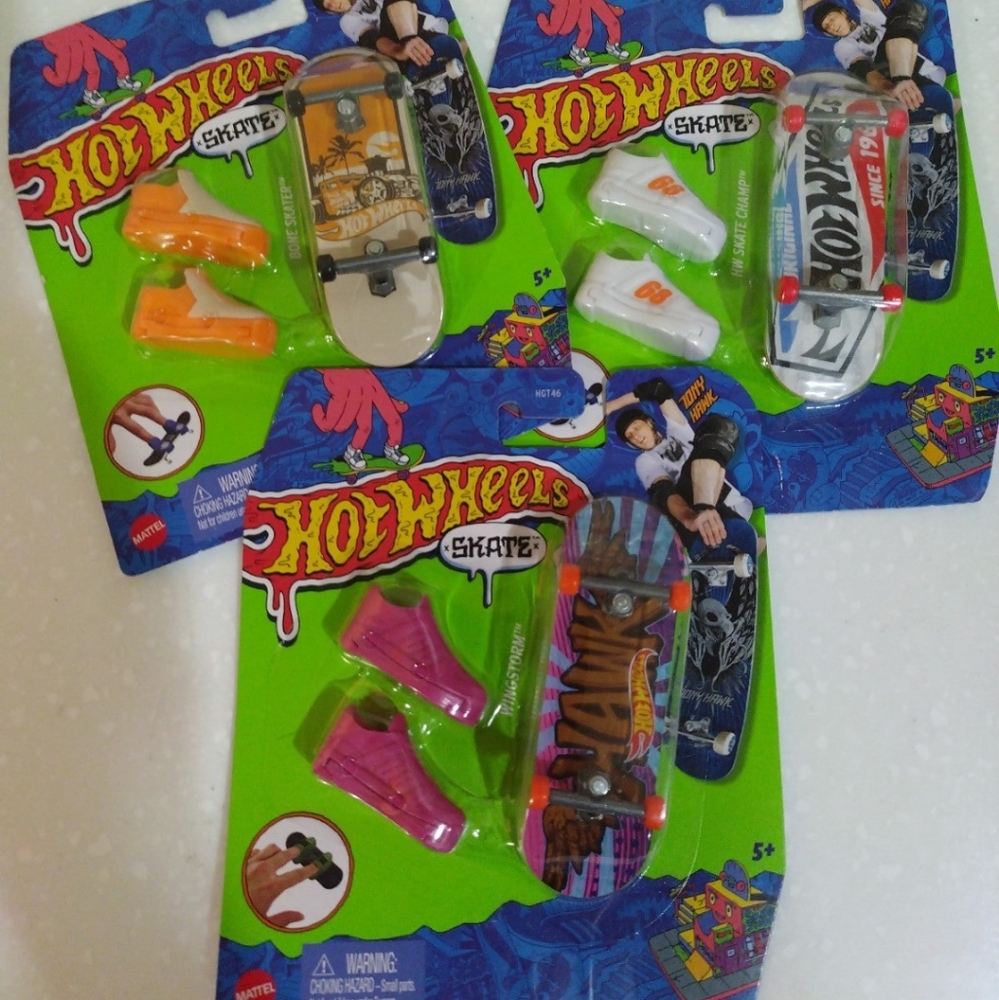 8) Hot Wheels Skate 2022 Collection Fingerboard Tony Hawk NEW SEALED - Picture 3 of 4